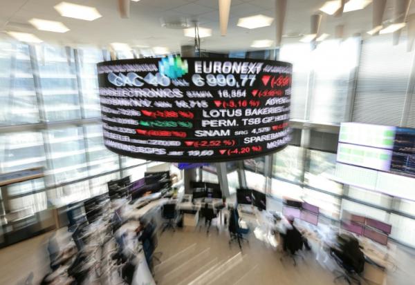 Des indicateurs de marché affichés au siège Euronext à La Défense, près de Paris, le 7 avril 2025