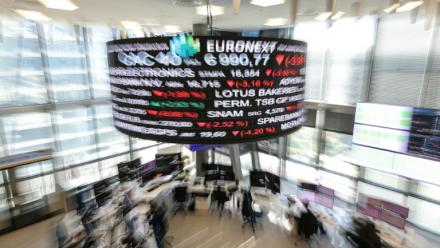 Des indicateurs de marché affichés au siège Euronext à La Défense, près de Paris, le 7 avril 2025