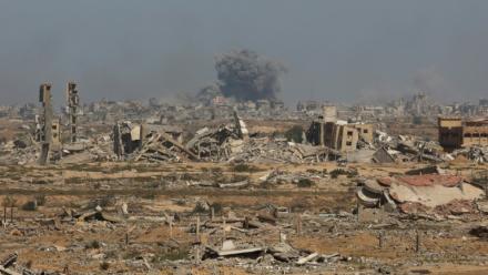 Une colonne de fumée s'élève au dessus de la ville de Gaza après une frappe israélienne, le 2 octobre 2025