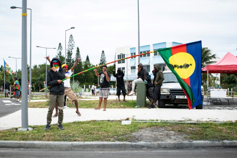 Des partisans de l'indépendance rassemblés dans le district de N'Gea, le 22 juin 2024 à Nouméa, en Nouvelle-Calédonie, en soutien aux militants du CCAT placés en détention préventive et inculpés de sept chefs d'accusation, dont complicité de tentative de meurtre