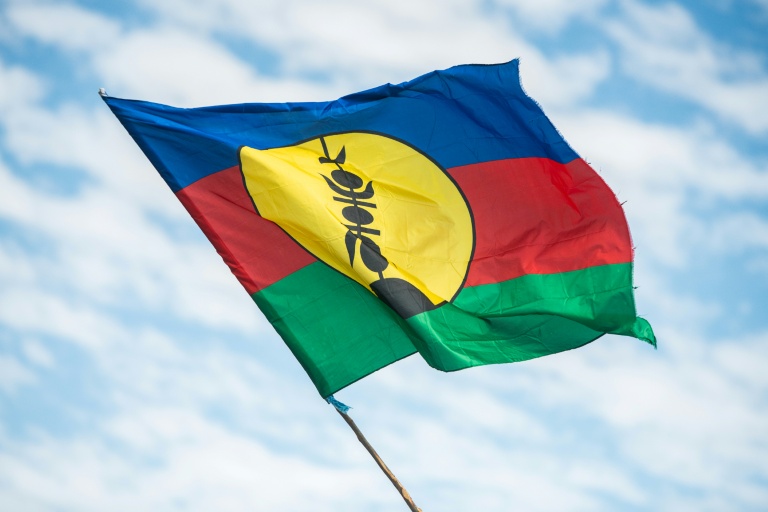 Le drapeau du FLNKS devant le sénat coutumier à Nouméa, en Nouvelle-Calédonie