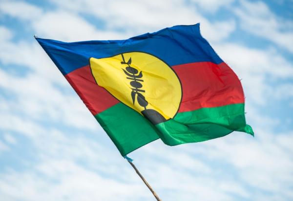 Le drapeau du FLNKS devant le sénat coutumier à Nouméa, en Nouvelle-Calédonie