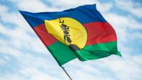 Le drapeau du FLNKS devant le sénat coutumier à Nouméa, en Nouvelle-Calédonie