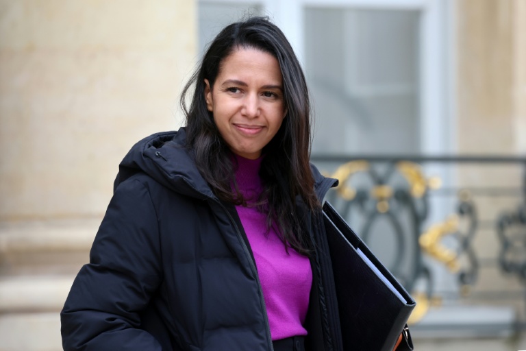 La ministre des Outre-mer, Naima Moutchou, quitte l'Elysée à Paris après la réunion hebdomadaire du Conseil des ministres, le 6 mai 2026
