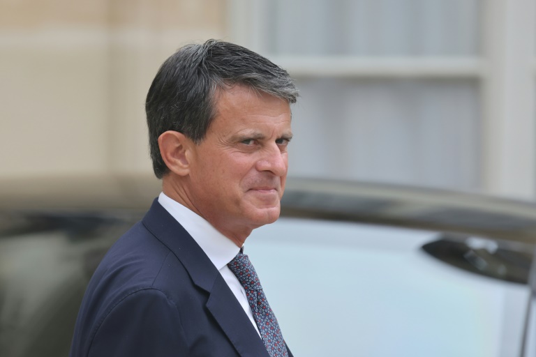Le ministre français des Outre-mer  Manuel Valls quitte le palais de l'Elysée à Paris, le 3 septembre 2025