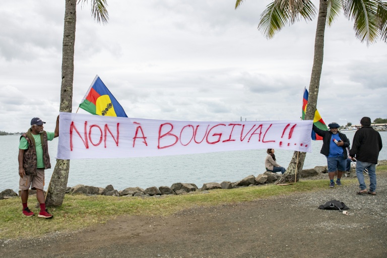 Des opposants à l'accord de Bougival sur l'avenir institutionnel de la Nouvelle-Calédonie déploient une banderole le 20 août 2025 à Nouméa avant une visite du ministre des Outre-mer