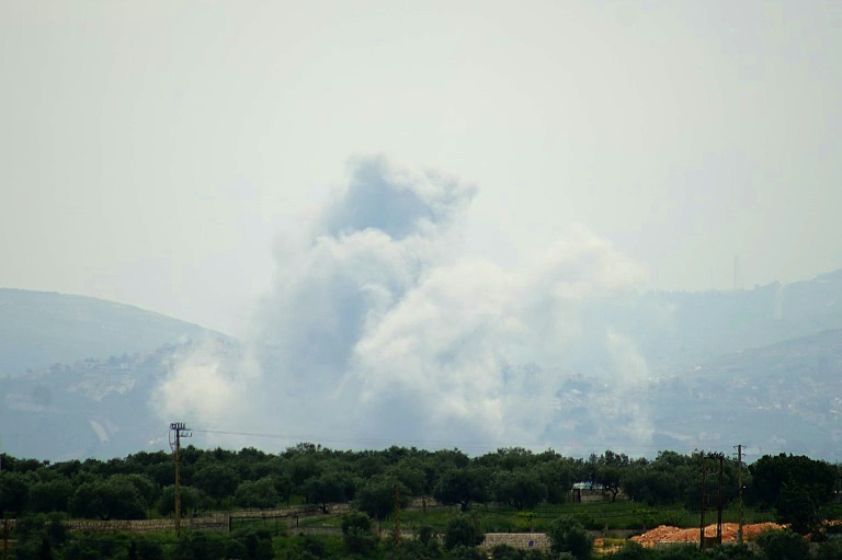 De la fumée s’élève du site d’une frappe aérienne israélienne dans le village de Yohmor, dans le sud du Liban, le 1er mai 2026