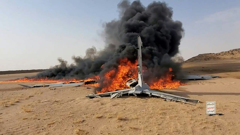 Une photo publiée par les rebelles Houthis du Yémen le 26 juillet 2026 montre ce qui est présenté comme un drone saoudien abattu dans le nord-ouest du pays