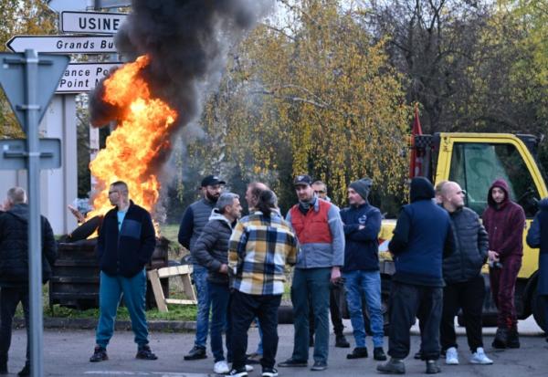 Des salariés de Novasco bloquent l'accès à l'usine d'Hagondange (Moselle) le 14 novembre 2025