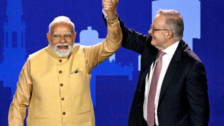 Le Premier ministre autralien Anthony Albanese (D) avec son homologue indien Narendra Modi (G) à Melbourne le 9 juillet 2026