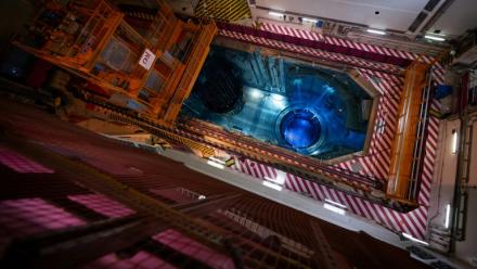 La piscine nucléaire et son réacteur dans le bâtiment du réacteur nucléaire EPR de Flamanville, dans la Manche, le 25 avril 2024