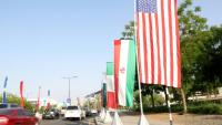 Des drapeaux américains et iraniens le long d'une route à Mascate, le 25 avril 2025 au sultanat d'Oman