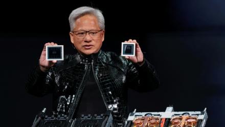 Le Pdg de Nvidia Jensen Huang présente les nouveaux processeurs Rubin et Vera produits par son entreprise le 5 janvier 2026 à Las Vegas