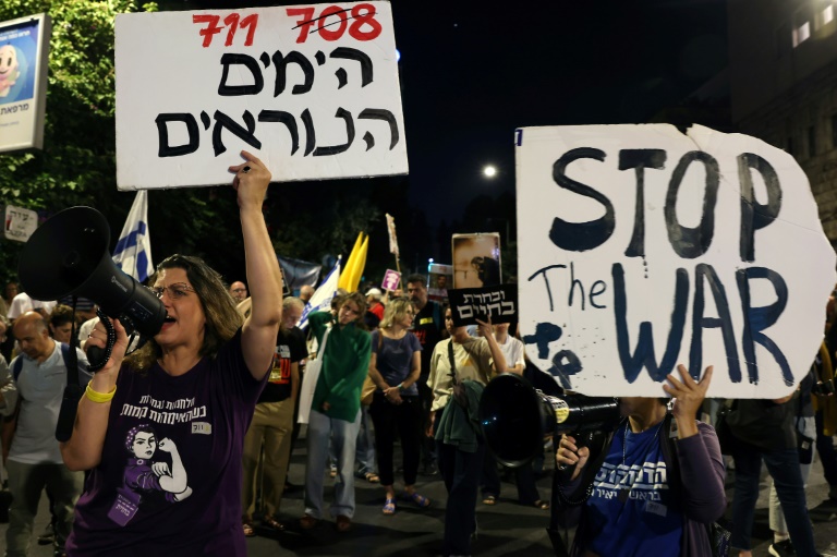 Des proches d'otages israéliens et des manifestants participent à une manifestation antigouvernementale appelant à des actions pour obtenir la libération des otages israéliens retenus dans la bande de Gaza, à Jérusalem, le 16 septembre 2025