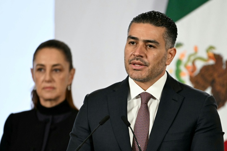 Le ministre mexicain de la Sécurité, Omar Garcia Harfuch, s'exprime aux côtés de la présidente Claudia Sheinbaum lors de sa conférence de presse quotidienne au Palais national de Mexico, le 23 février 2026