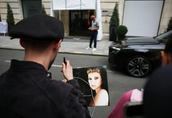 Un fan de Céline Dion, à Paris le 3 septembre 2026