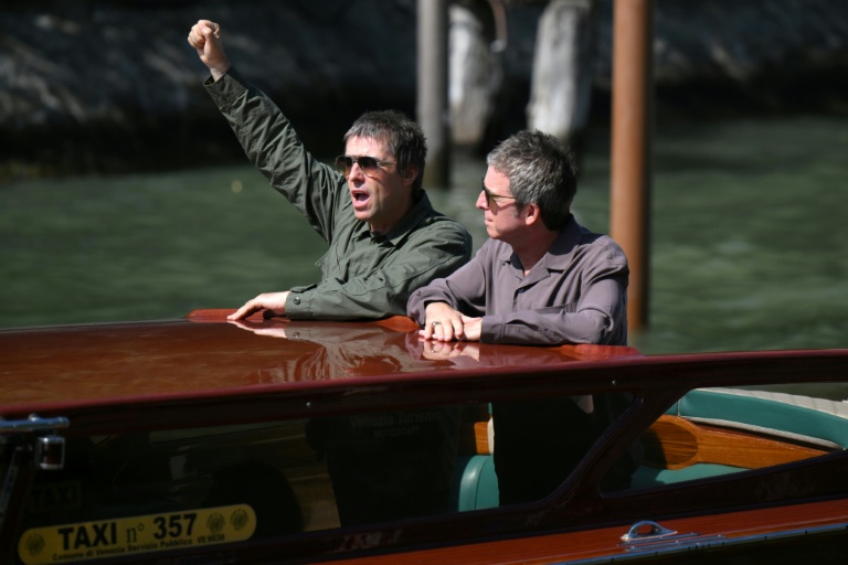 Les frères britannique Noel (d) et Liam Gallagher arrivent au Lido pour la projection du documentaire 
