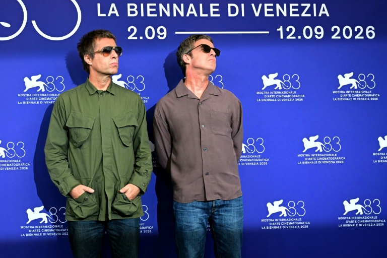 Les frères britanniques Liam (g) et Noel Gallagher lors d'un photocall pour le documentaire 