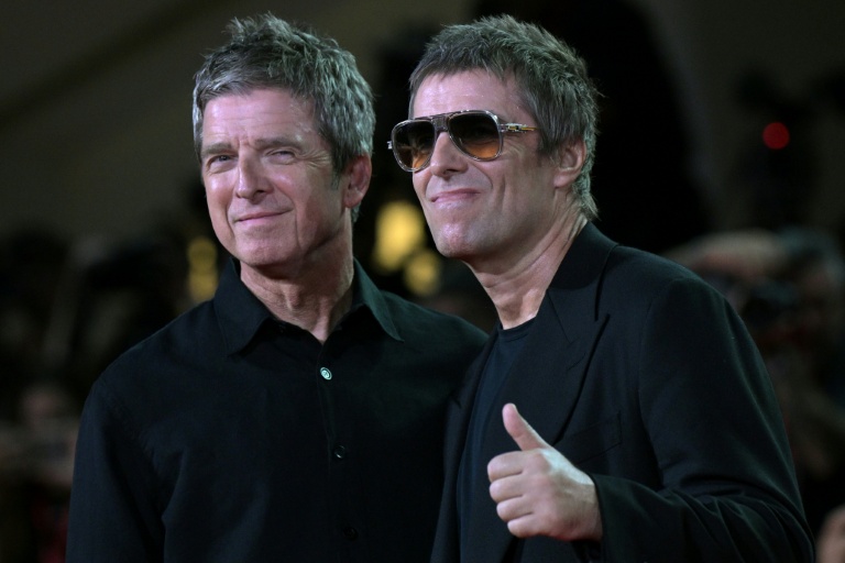 Les frères britanniques Liam Gallagher et Noel Gallagher (g) assistent à la montée des marches pour la projection du film 