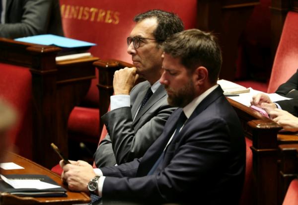 Le ministre du Travail, Jean-Pierre Farandou (g), et le ministre du Logement, Vincent Jeanbrun, à l'Assemblée nationale, le 14 octobre 2025 à Paris