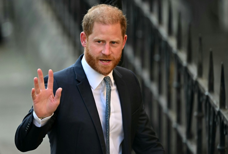 Le prince Harry, duc de Sussex, est accueilli par les services de sécurité à son arrivée à la Royal Courts of Justice, la Haute Cour de justice britannique, dans le centre de Londres, le 8 avril 2025. 