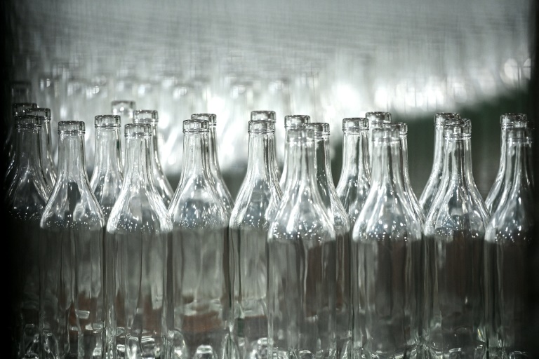 Des bouteilles en verre dans l'usine Verallia de Chateaubernard (Charente) le 10 septembre 2024