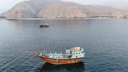 Des bateaux au mouillage au large de la péninsulede Musandam, près du détroit d'Ormuz, le 27 juin 2026 à Oman