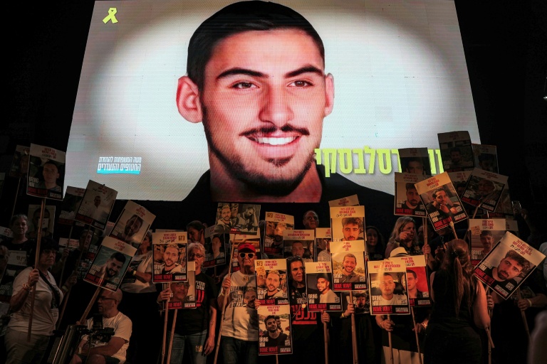 Photo de Rom Braslavski projetée sur un écran lors d'une manifestation des familles d'otages, à Tel-Aviv le 9 août 2025