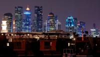 Des gratte-ciel illuminés le long de la promenade de la Corniche à Doha, le 29 juin 2026