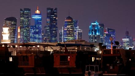 Des gratte-ciel illuminés le long de la promenade de la Corniche à Doha, le 29 juin 2026