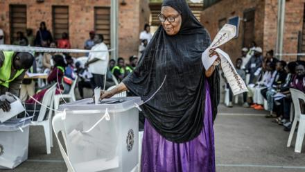 Une électrice vote lors de l'élection présidentielle à Kampala, le 15 janvier 2026 en Ouganda