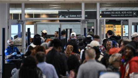 Des voyageurs patientent dans de longues files d'attente aux contrôles de sécurité de l'aéroport intercontinental George Bush de Houston, au Texas, le 23 mars 2026