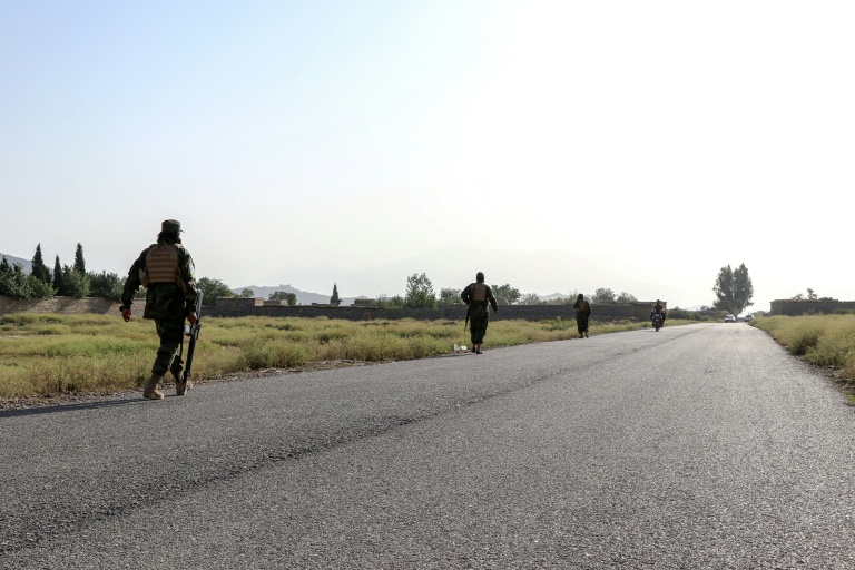 Des membres des forces de sécurité talibanes patrouillent dans la province de Khost , près de la frontière entre l'Afghanistan et le Pakistan, après des affrontements qui ont coûté la vie à 58 soldats pakistanais, selon Kaboul, le 12 octobre 2025