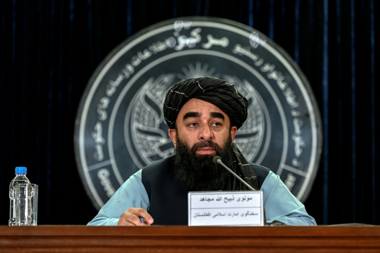 Le porte-parole du gouvernement taliban, Zabihullah Mujahid, s'exprime lors d'une conférence de presse, le 12 octobre 2025 à Kaboul