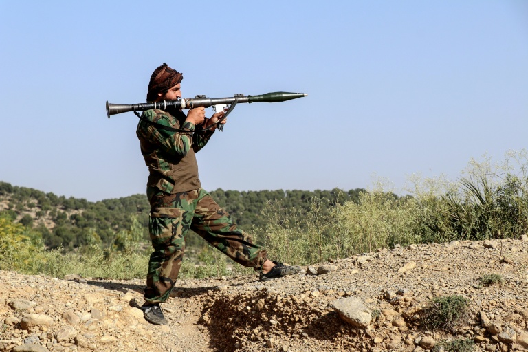 Un membre des forces de sécurité talibanes armé d'un lance-roquettes dans la province de Khost , près de la frontière entre l'Afghanistan et le Pakistan, après des affrontements qui ont coûté la vie à 58 soldats pakistanais, selon Kaboul, le 12 octobre 2025
