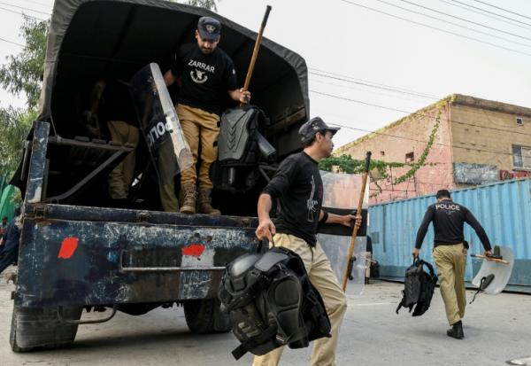 Des policiers arrivent pour être déployés dans le cadre des manifestations en cours du parti d’opposition Pakistan Tehreek-e-Insaf (PTI), qui réclame la libération de l’ancien Premier ministre Imran Khan, emprisonné, à Peshawar, le 11 octobre 2026
