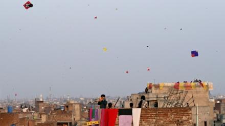 Des cerfs-volants dans le ciel de Lahore, au Pakistan, pour le festival de Basant, le 6 février 2026

