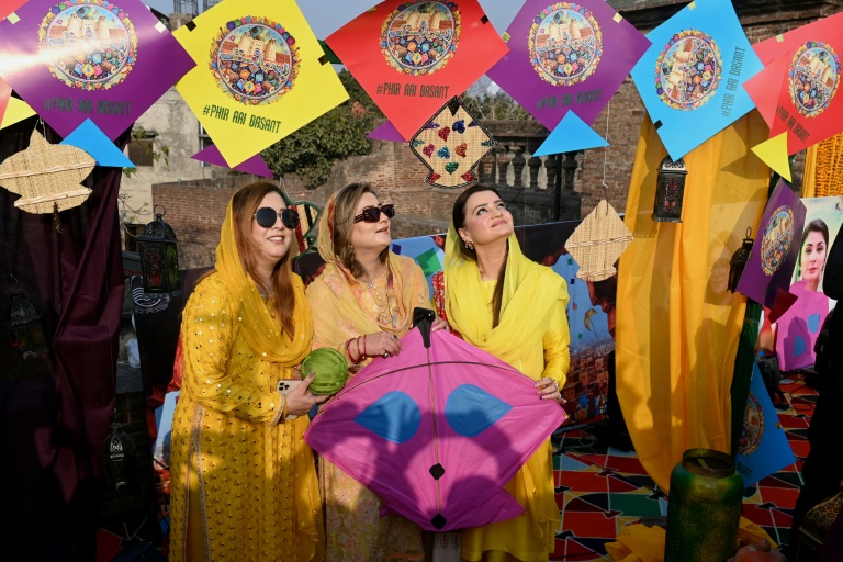 La ministre du Penjab à l'Information et à la Culture, Azma Bukhari (C), assiste au festival des cerfs-volants à Lahore le 6 février 2026