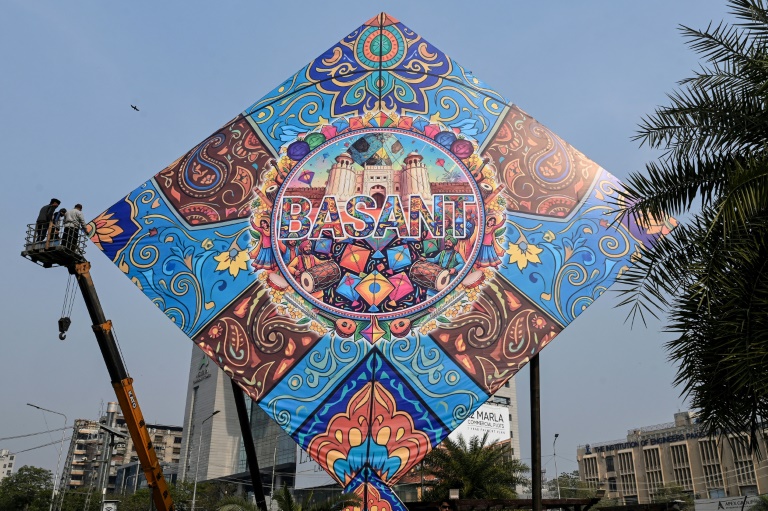 Un cerf-volant géant lors du festival Basant, le 3 février 2026 à Lahore, au Pakistan