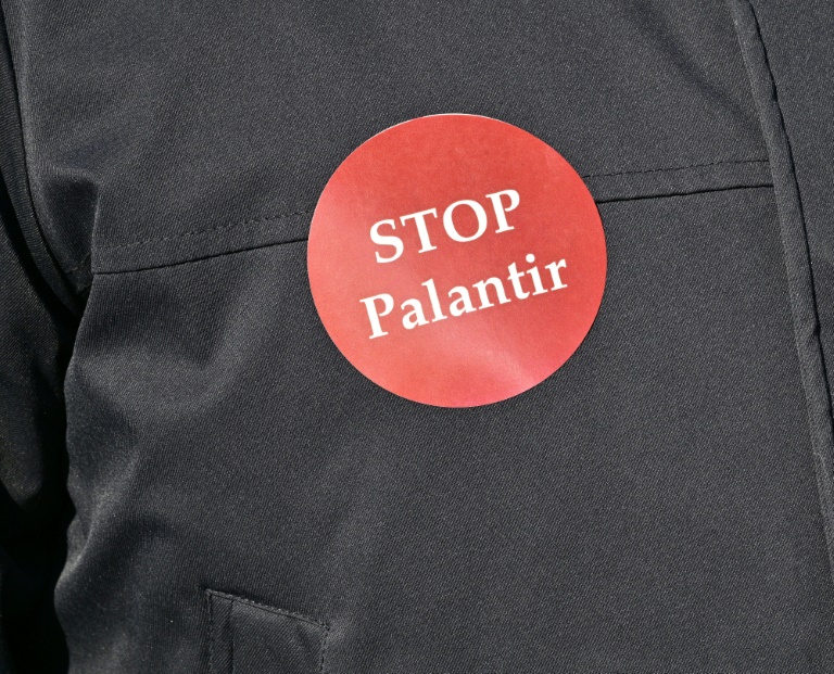 Dans une manifestation contre Palantir, accusée de surveillance de masse, le 2 mars 2026 à Fair Lawn (New Jersey), aux Etats-Unis