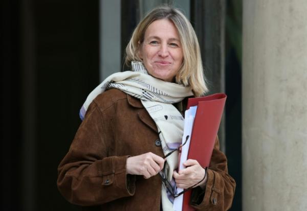La ministre chargée du Travail et de l'Emploi, Astrid Panosyan-Bouvet, quitte le conseil des ministres de l'Élysée à Paris, le 16 juillet 2025