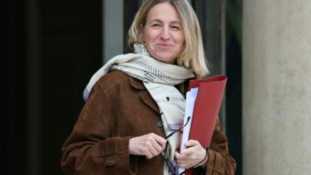 La ministre chargée du Travail et de l'Emploi, Astrid Panosyan-Bouvet, quitte le conseil des ministres de l'Élysée à Paris, le 16 juillet 2025