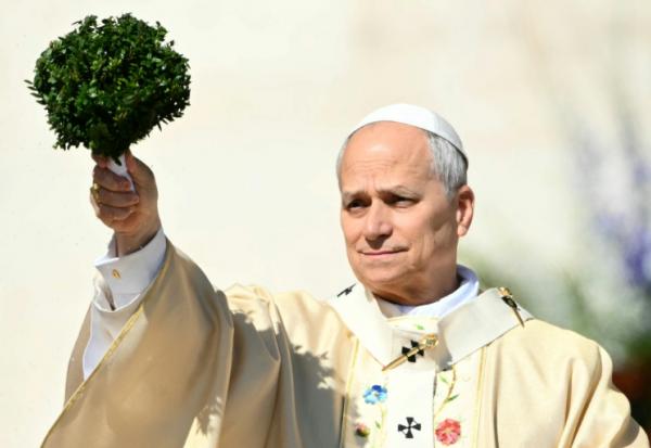 Le pape Léon XIV bénit la foule lors de la messe de Pâques, sur la place Saint-Pierre au Vatican, le 5 avril 2026.