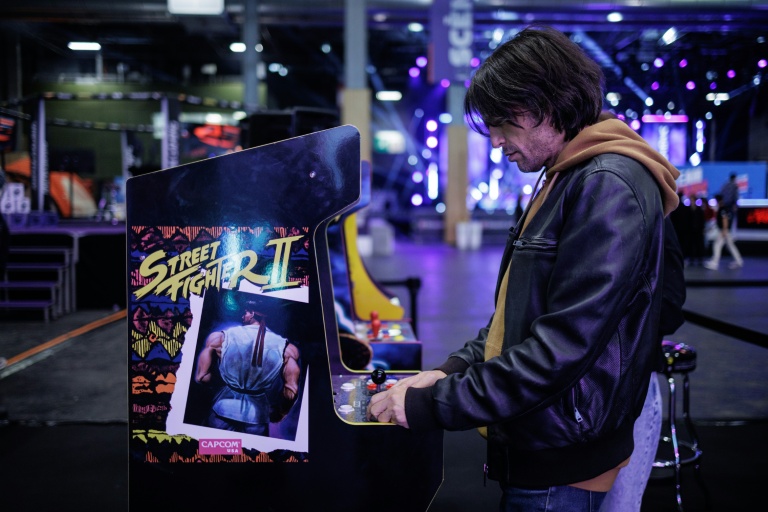 Un visiteur joue à Street Fighter 2 lors de la soirée en avant-première de la Paris Games Week 2026, à Paris, le 21 octobre 2026