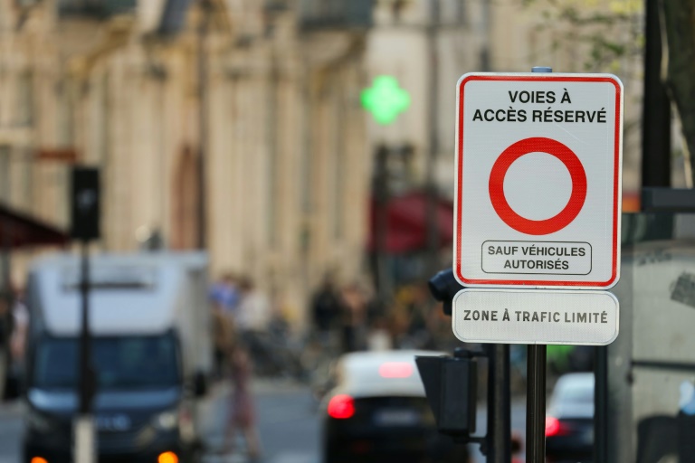 Un panneau indiquant une zone à trafic limité (ZTL), le 5 avril 2025 à Paris