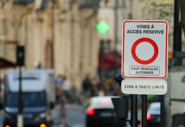 Un panneau indiquant une zone à trafic limité (ZTL), le 5 avril 2025 à Paris