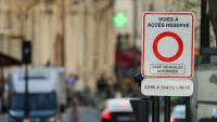 Un panneau indiquant une zone à trafic limité (ZTL), le 5 avril 2025 à Paris