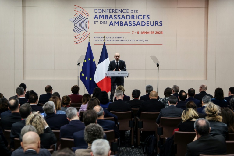 Le chef de la diplomatie française Jean-Noël Barrot s'exprime devant les ambassadeurs français le 9 janvier 2026 à Paris