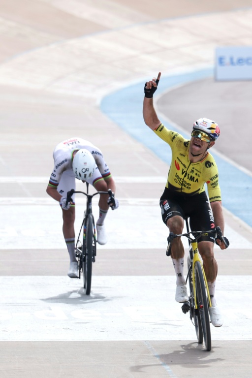 Le Belge Wout van Aert célèbre sa victoire au vélodrome de Roubaix lors de Paris-Roubaix le 12 avril 2026