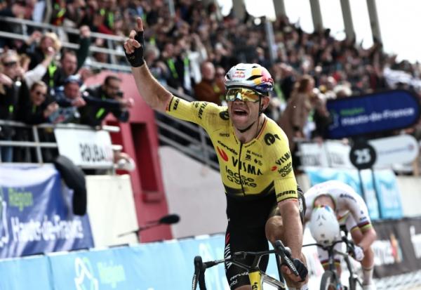 Le Belge Wout Van Aert (Visma Lease a bike) célèbre sa victoire devant le Slovène Tadej Pogacar au vélodrome de Roubaix lors de Paris-Roubaix le 12 avril 2026